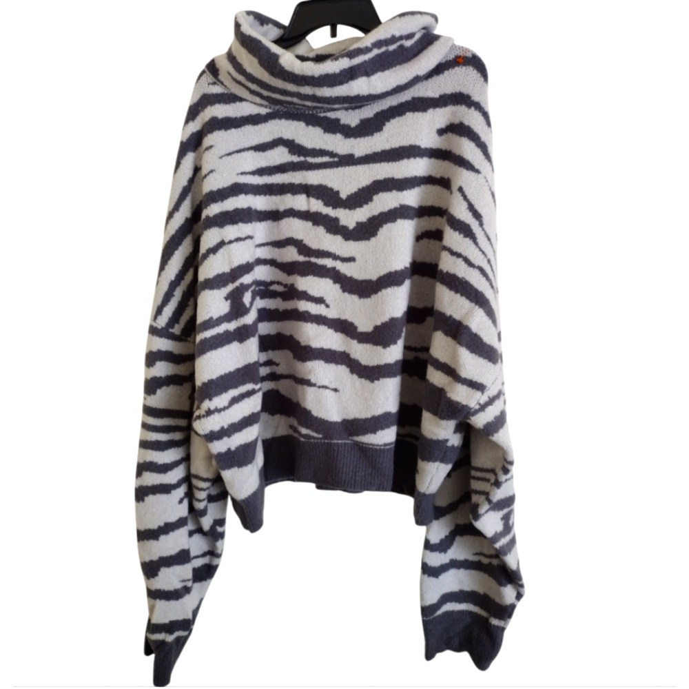 Kendall + Kylie grey zebra print turtleneck sweater size 4X